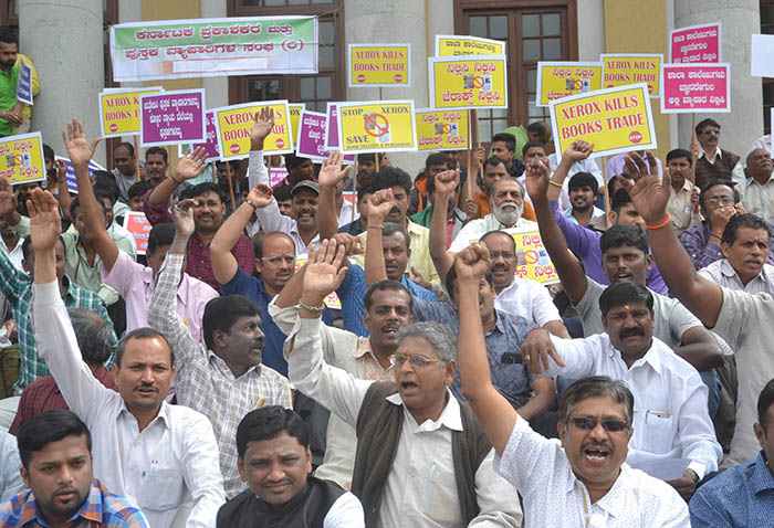 ಶಾಲೆಗಳಲ್ಲಿ ಪುಸ್ತಕ ಮಾರಾಟ ನಿಷೇಧಿಸಲು ಒತ್ತಾಯಿಸಿ ಧರಣಿ